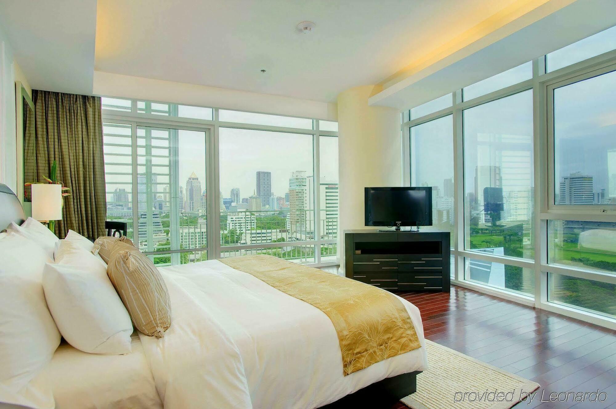 Dusit Suites Hotel Ratchadamri, Bangkok Pokoj fotografie A bedroom at The Residences at Greenbelt